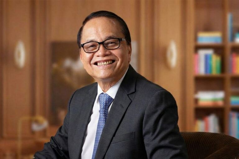 Filipinos Queue Overnight For Chance Of Getting First Vaccine Dose